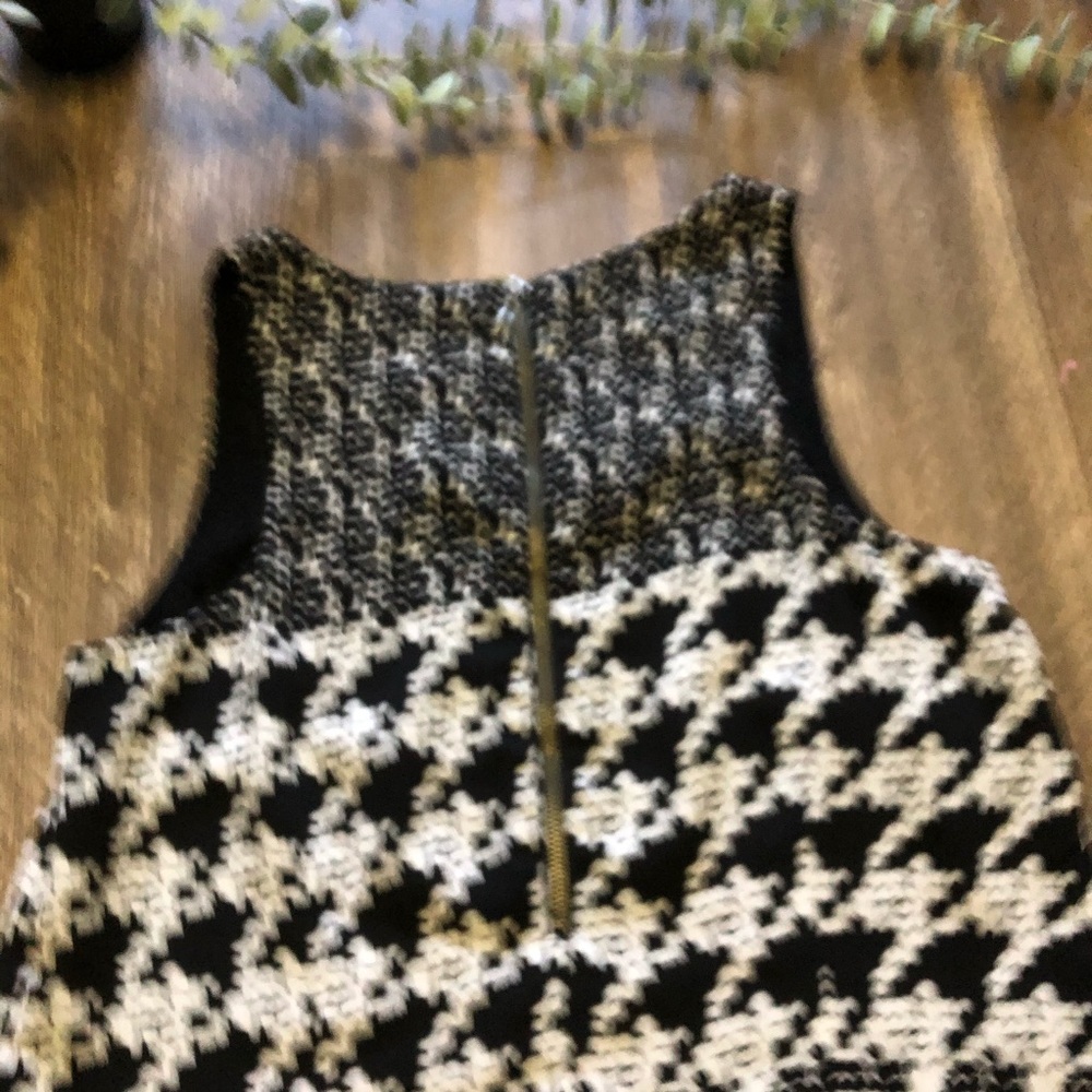 4/$25CAbi Black White Print Sleeveless Top Size XS - Picture 7 of 9